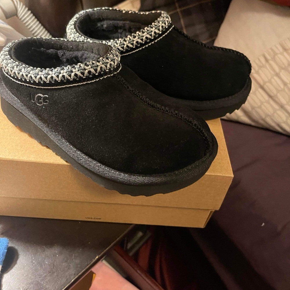 Like new toddler black  Tasman slippers size 11c